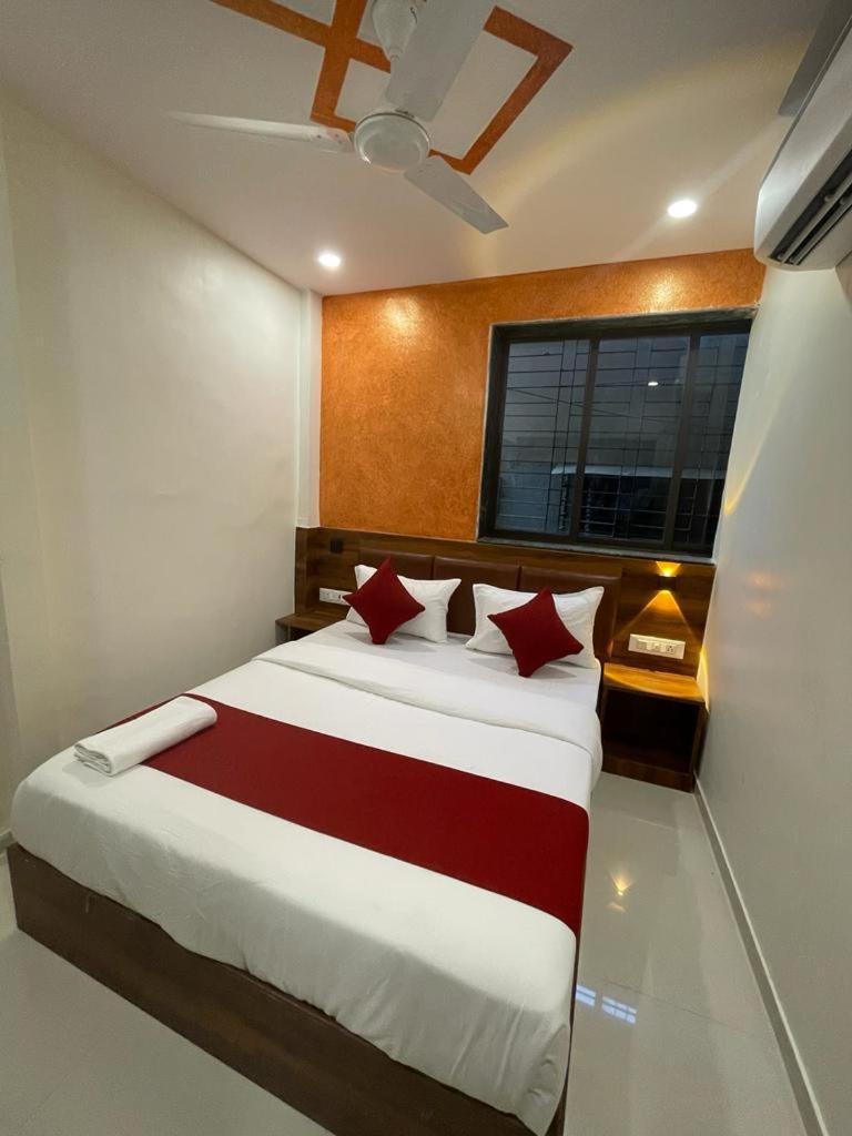 Glitz Golden Sands - Nr Asalpha Metro Station Bombay